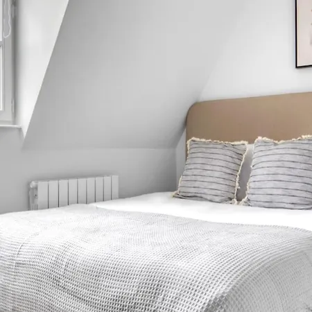 Appartement Meuble, Trois *